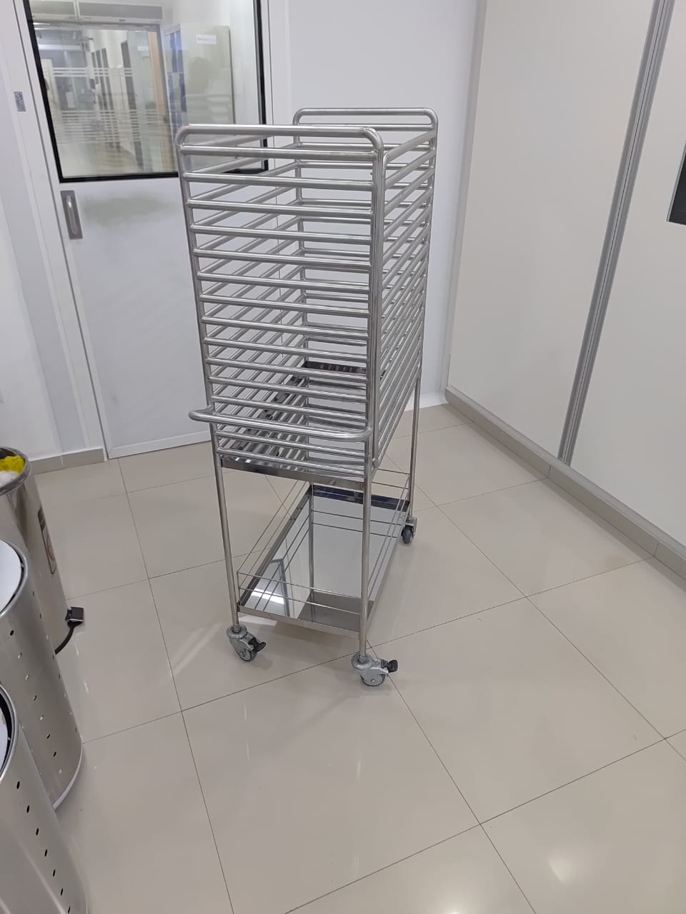 Carrinho para transporte de bandejas