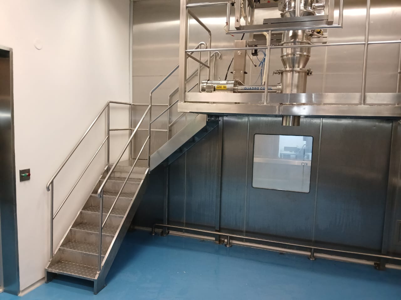 Escada e plataforma com guarda-corpo em inox